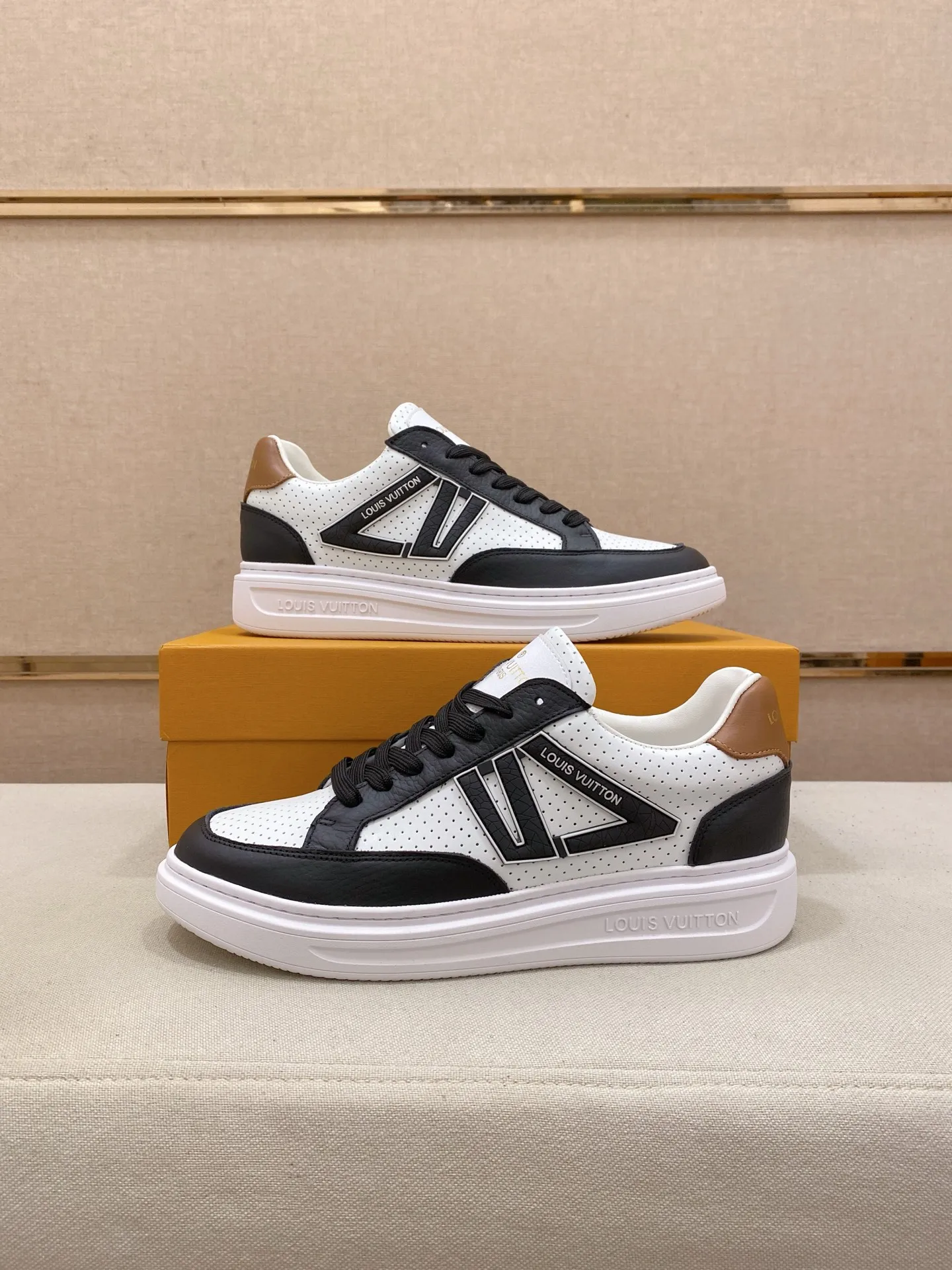Men's shoes 💰: 420💰🎉🎉LV~Louis Vuitton trendy men's shoes New shipments Latest matching The same style as the official website Super high quality Hot sales of the season [strong] [strong] [strong] Selected first-layer cowhide, comfortable cowhide lining, original last, comfortable on the foot, wear-resistant rubber outsole Size number: 38-44.